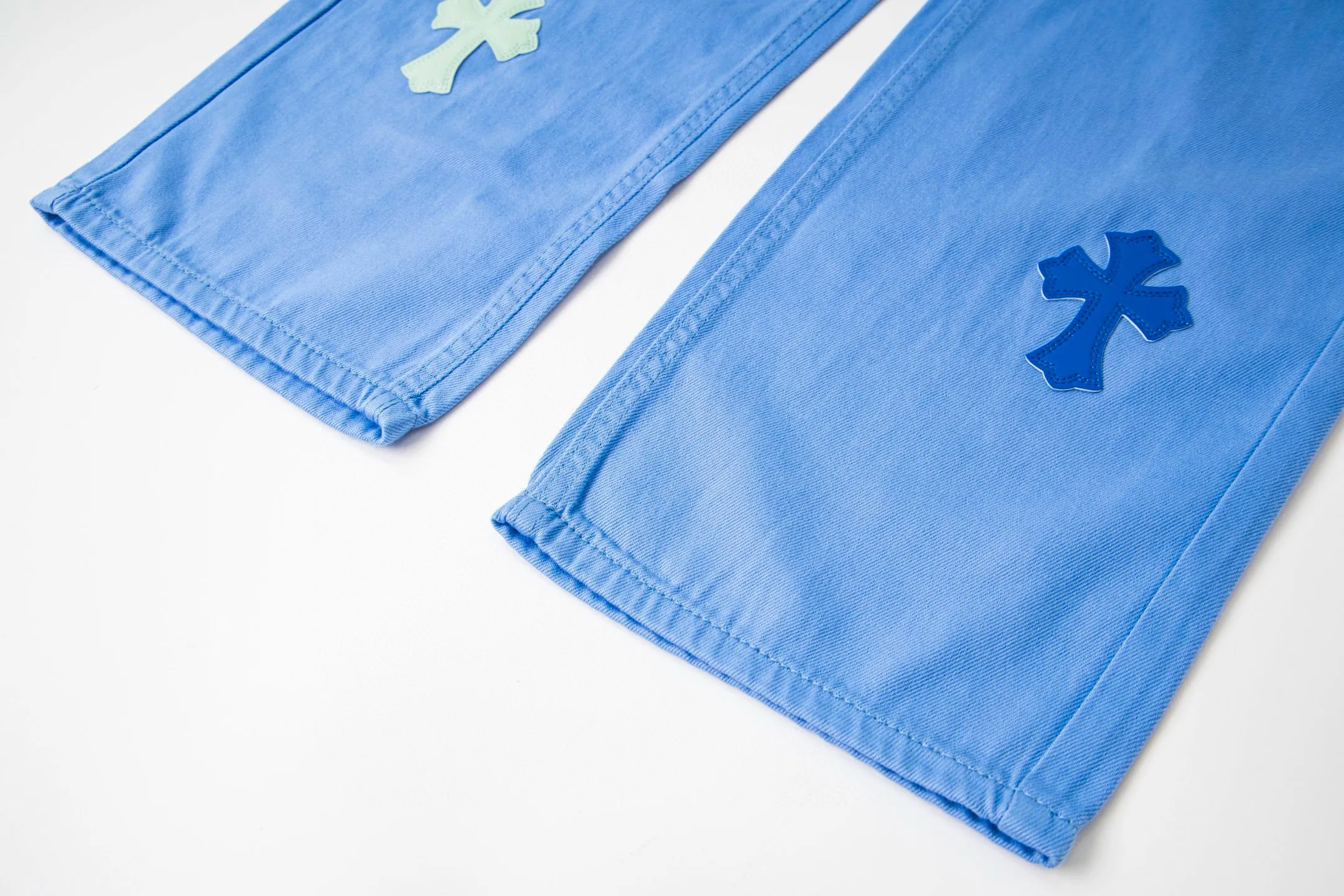 P270 💰 (Top version) CHROME HEARTS 25ss dopamine light blue cross-over leather washed jeans - Full of exploring the ultimate in fashion, Chrome Hearts' new Chrome Hearts pants not only present a unique style, the fresh ice blue color looks particularly youthful and energetic. The mid-high waist design is paired with a lazy and casual style, which not only shows long legs but also maintains a casual feel. It is a must-have fashion choice for trendy men and trendy women. Color: Dopamine light blue Size: 28-30-32-34 (corresponds to S-M-L-XL)